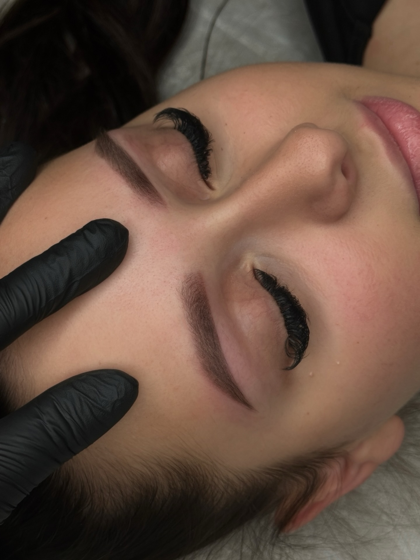 Powder Brows in Nahaufnahme mit weichem, natürlichem Finish