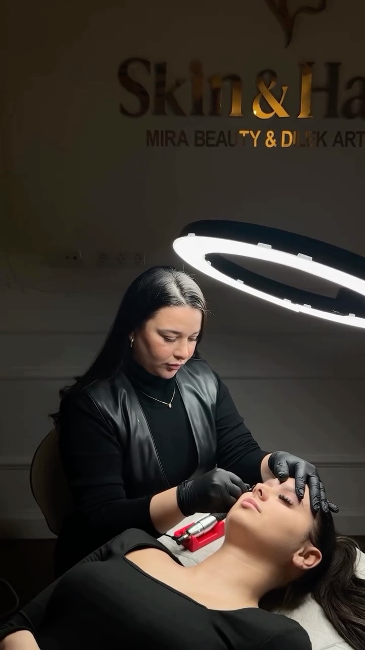 Dilek Artun bei einer Permanent-Make-up-Behandlung in ihrem Salon in Wien