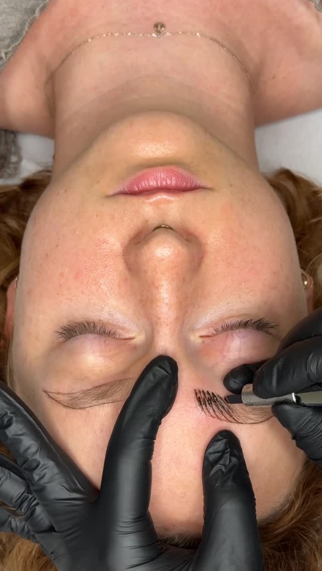 Microblading in Arbeit — einzelne Härchenstriche werden gesetzt