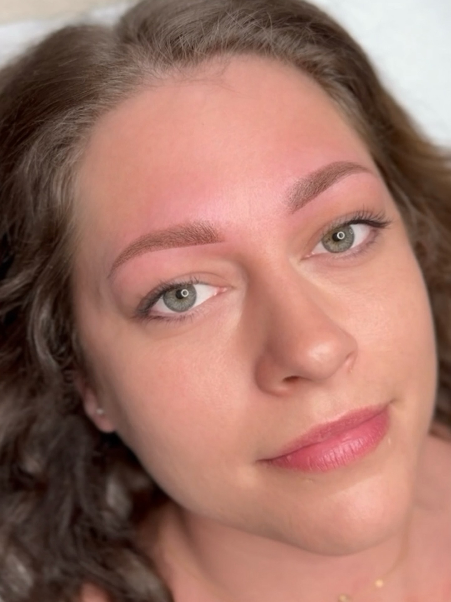 Natürliches Permanent Make-up der Augenbrauen, fertiges Ergebnis